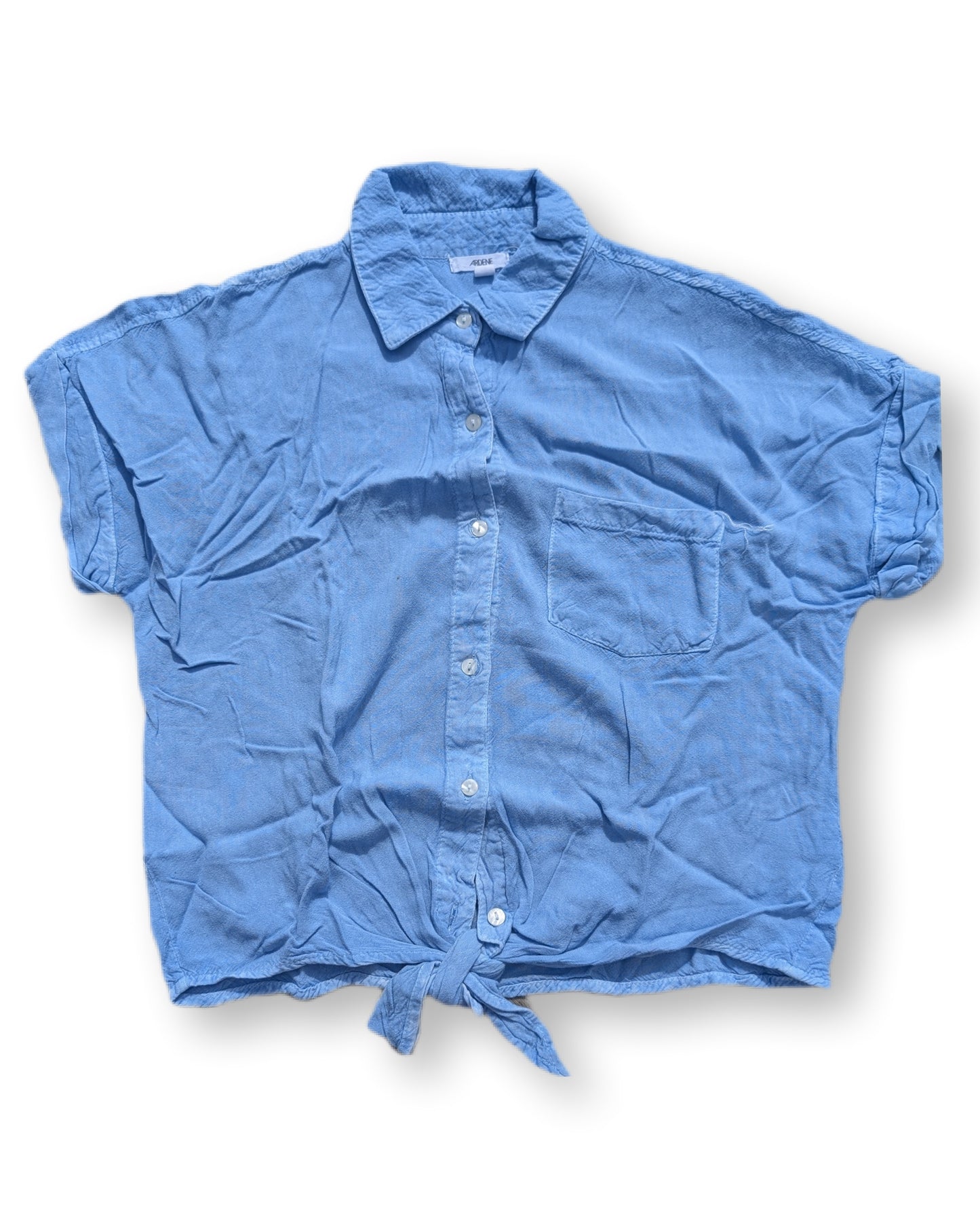 Chemisier à manches courtes très court en coton bleu ciel avec nœud à la taille | Ardène | LARGE