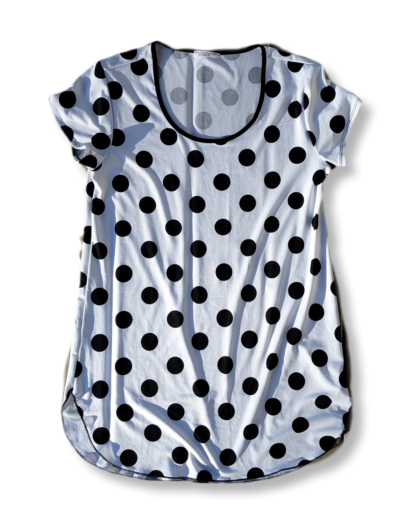 T-shirt à coupe ample avec manches courtes & col rond imprimé de pois noirs | XS (mais fait LARGE)