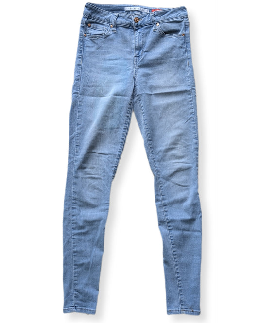 Jeans skinny bleu délavé avec coupe flatteuse | Celebrity Pink | 04