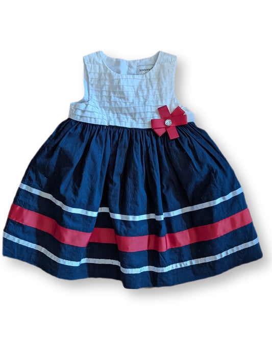 Robe sans manches avec haut blanc cassé & bas marine, rayures rouges et broche fleurie | 24 mois