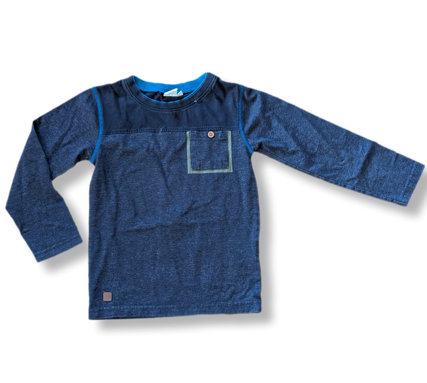 T-shirt à manches longues couleur bleu chiné/foncé, avec petite poche décorative | NANÖ | 4 ans