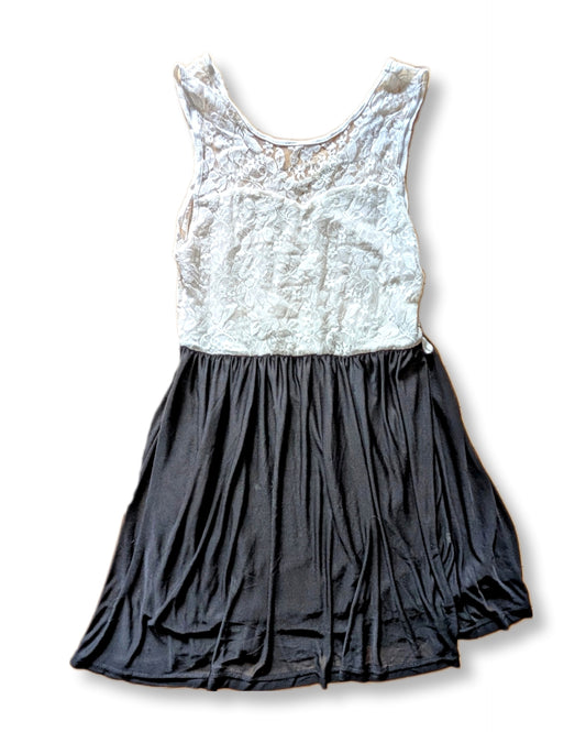 Robe sans manches avec haut en dentelle & jupe noire | L